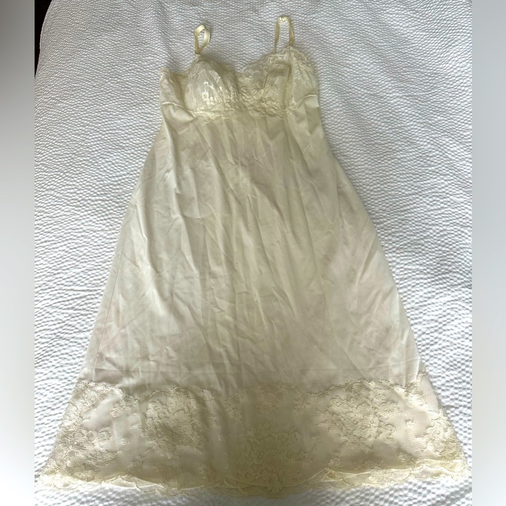 Vintage Gorgeous Feminine Lace Nylon Slip Dress Lingerie Vanity Fair Sz 34